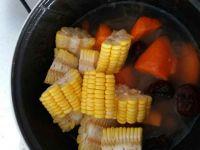 猪尾骨红萝卜玉米汤的做法步骤8