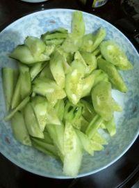 黄瓜鸡蛋饼的做法步骤1