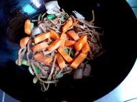 五花肉炖黄花菜的做法步骤6