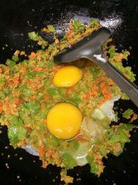 鲫鱼籽炒鸡蛋的做法步骤5