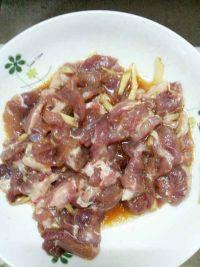 青瓜小炒肉的做法步骤2