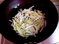 韭黄炒午餐肉的做法步骤3