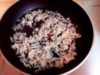 油菜炒虾皮的做法步骤3