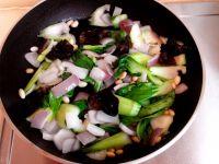 油菜炒虾皮的做法步骤8