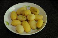 土豆泥芹菜饼的做法步骤1