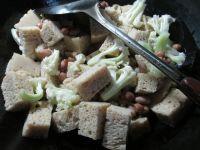 花生米烤麸煮花菜的做法步骤4