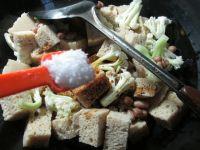 花生米烤麸煮花菜的做法步骤7