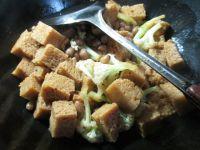 花生米烤麸煮花菜的做法步骤10