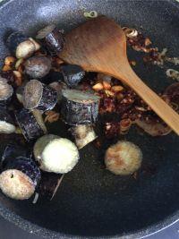 虾仁焖茄子的做法步骤7