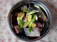 干椒炖鲤鱼的做法步骤3