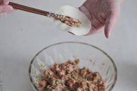 焦香猪肉锅贴的做法步骤5