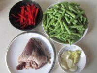 豆角炒猪心的做法步骤1