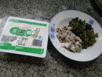 猪肉酸菜豆腐汤的做法步骤1