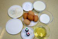 草莓戚风蛋糕卷的做法步骤1