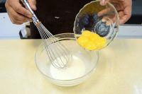 草莓戚风蛋糕卷的做法步骤4