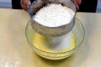 草莓戚风蛋糕卷的做法步骤5