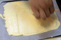 草莓戚风蛋糕卷的做法步骤10