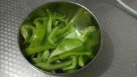 青椒炒鹅蛋的做法步骤2