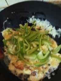 青椒炒鹅蛋的做法步骤5