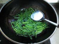 韭菜苔炒鸟贝的做法步骤3