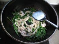 韭菜苔炒鸟贝的做法步骤4