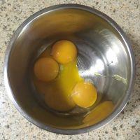 蓝莓酱夹心蛋糕卷的做法步骤2