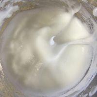 蓝莓酱夹心蛋糕卷的做法步骤9