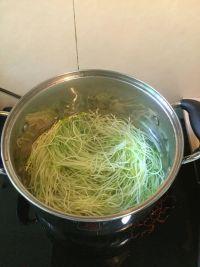 红豆苗炒河粉的做法步骤3