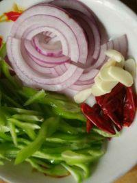 青椒鱿鱼的做法步骤4