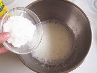 咖啡戚风的做法步骤7