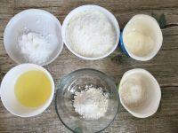 蛋白椰丝球的做法步骤1