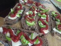 芝士辣椒番茄酱烤面包的做法步骤7