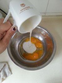 香蕉蔓越莓戚风的做法步骤3