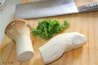 手撕杏鲍菇的做法步骤2