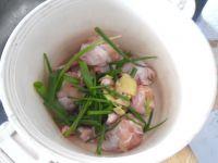 鸡翅烧菌菇的做法步骤3