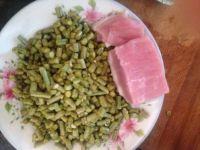 酸豆角炒肉末的做法步骤1