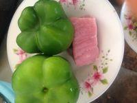 圆椒滑肉片的做法步骤1