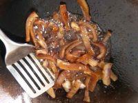 豆芽韭菜炒肉皮的做法步骤3