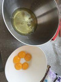 菠菜戚风蛋糕的做法步骤3