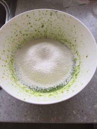 菠菜戚风蛋糕的做法步骤10