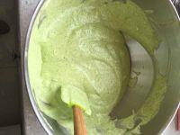 菠菜戚风蛋糕的做法步骤13