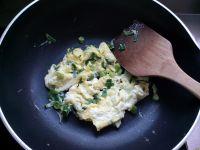 葱炒鸡蛋的做法步骤5