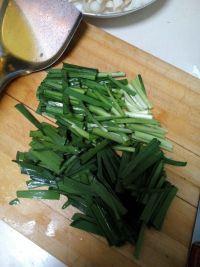 韭菜炒双菇的做法步骤1