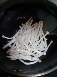 韭菜炒双菇的做法步骤4