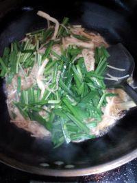 韭菜炒双菇的做法步骤8