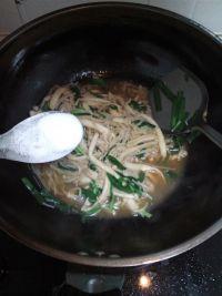 韭菜炒双菇的做法步骤9