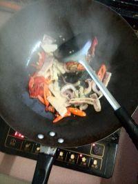 黄彩椒炒干鱿鱼的做法步骤6