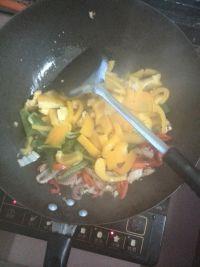 黄彩椒炒干鱿鱼的做法步骤7